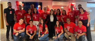 Josy Pinheiro com equipe de empresa parceira — registro 3