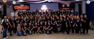 Josy Pinheiro com equipe de empresa parceira — registro 4