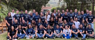 Josy Pinheiro com equipe de empresa parceira — registro 1
