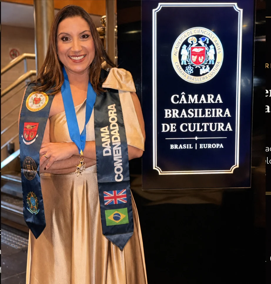 Josy Pinheiro na Câmara Brasileira de Cultura, com a faixa de Dama Comendadora e sua medalha