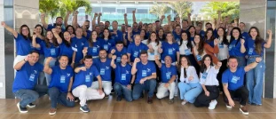 Josy Pinheiro com equipe de empresa parceira — registro 2